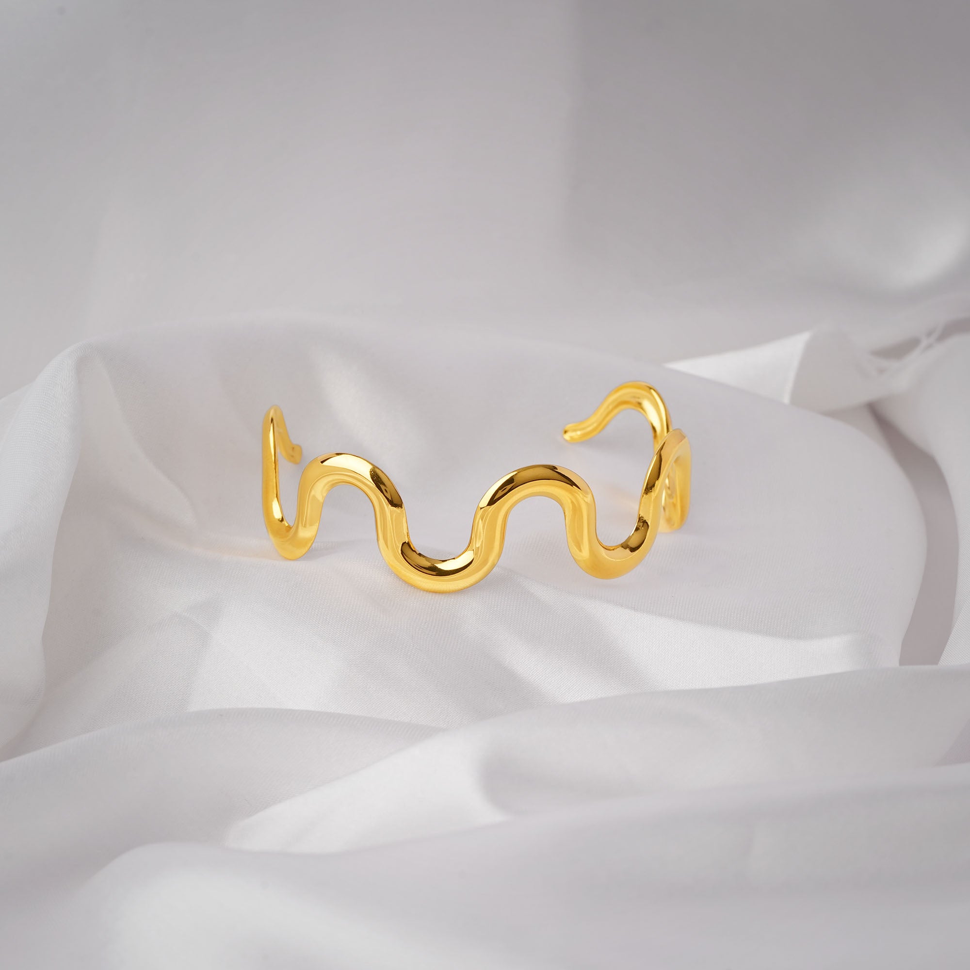 Sculptural wrap bracelet in gold for women