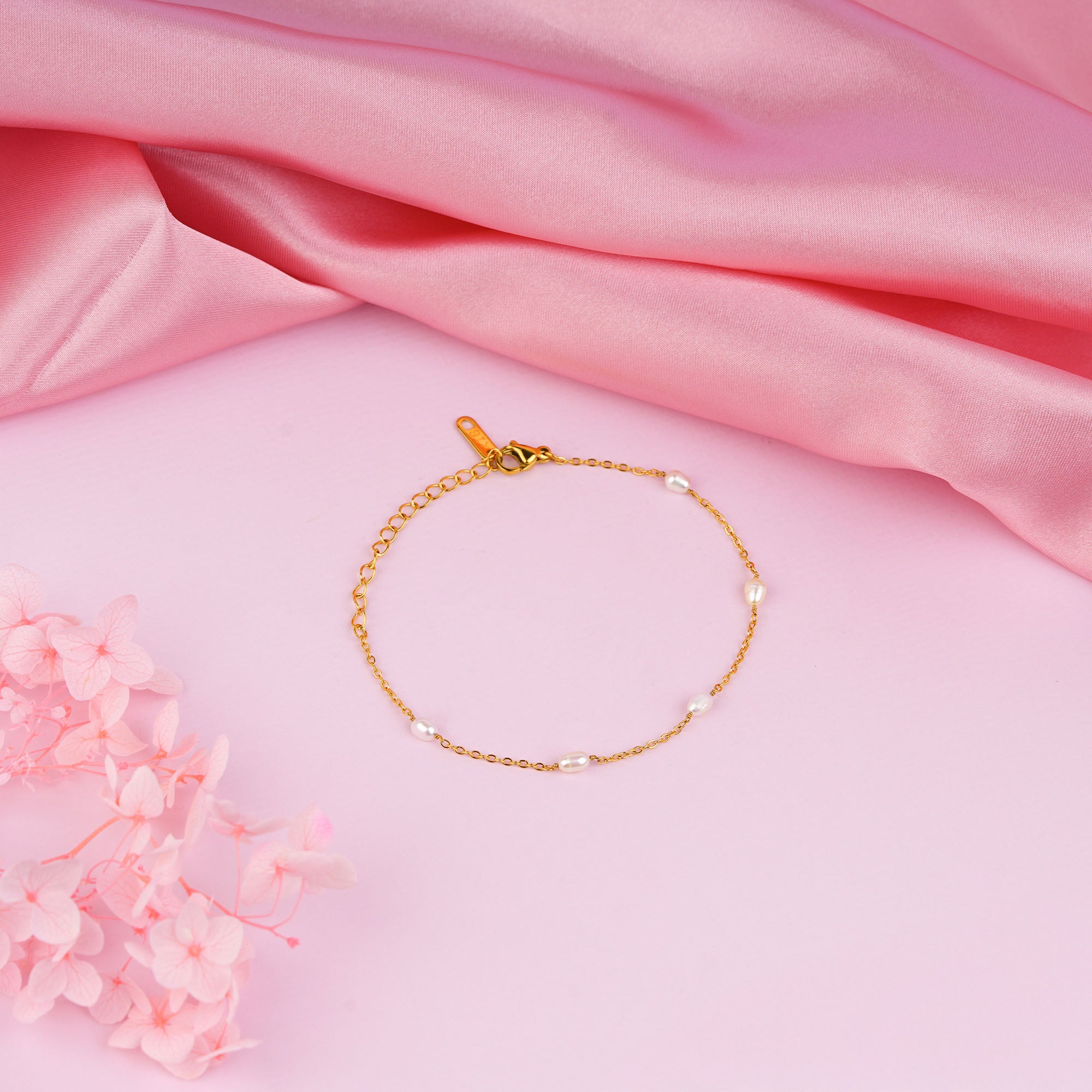 Lustrous Calm bracelet with real freshwater pearls