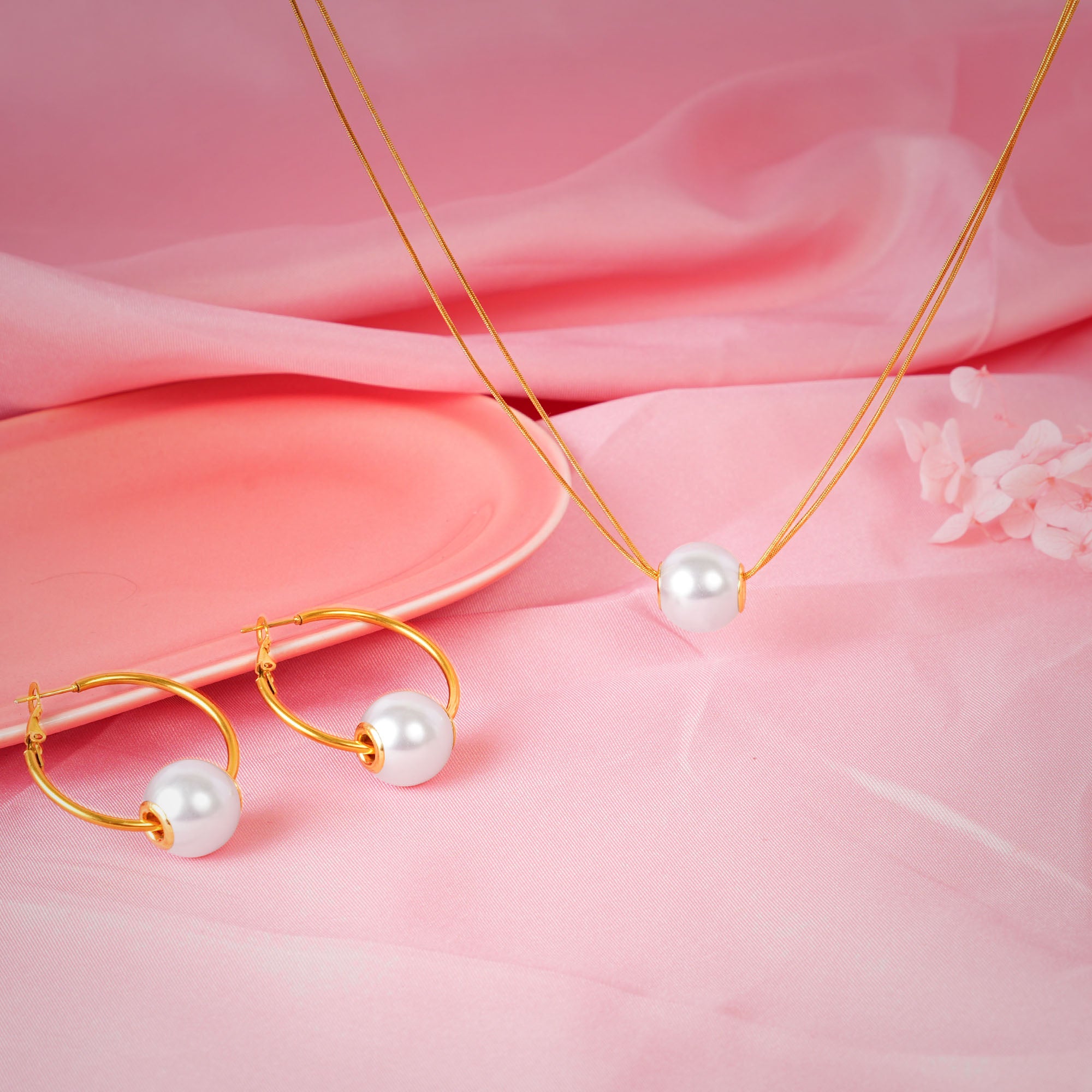 Elegant women?s jewelry set with gold and pearls