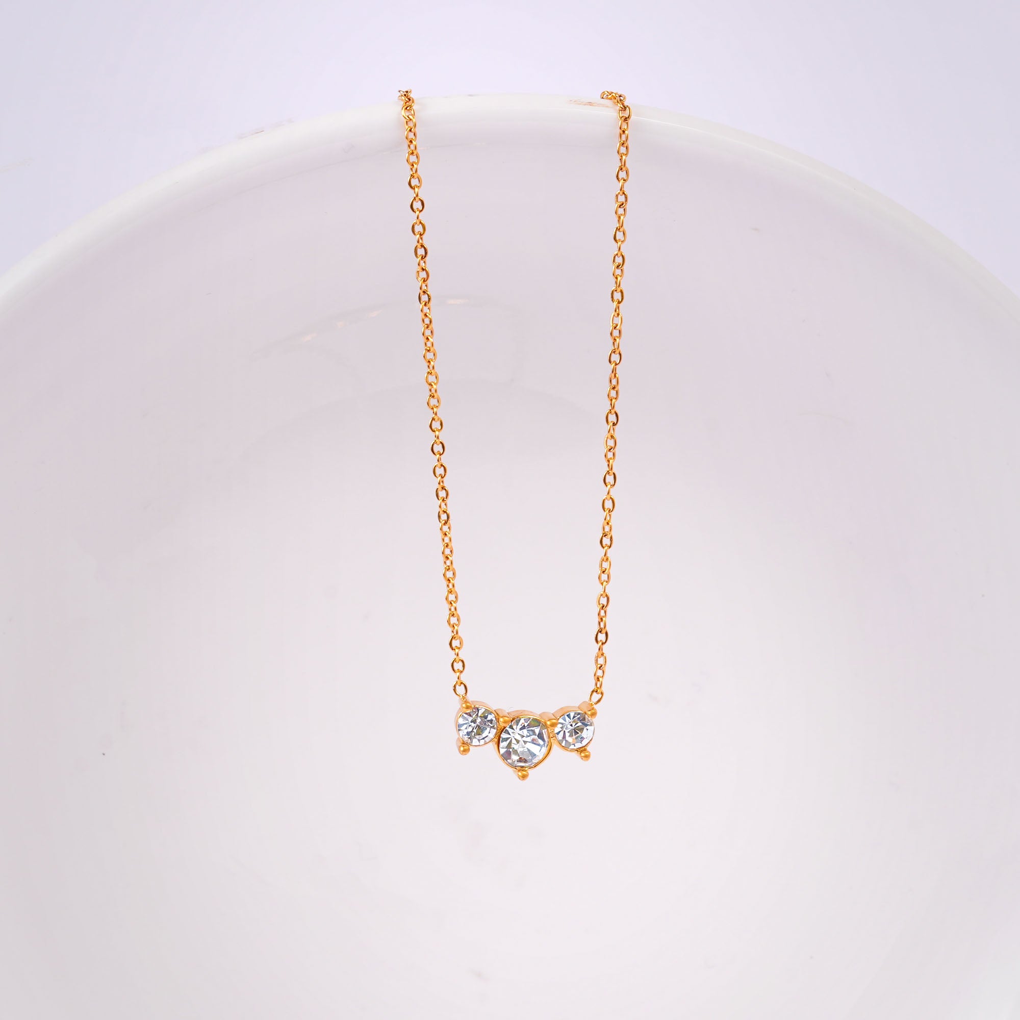 Classic trio necklace with round gemstones