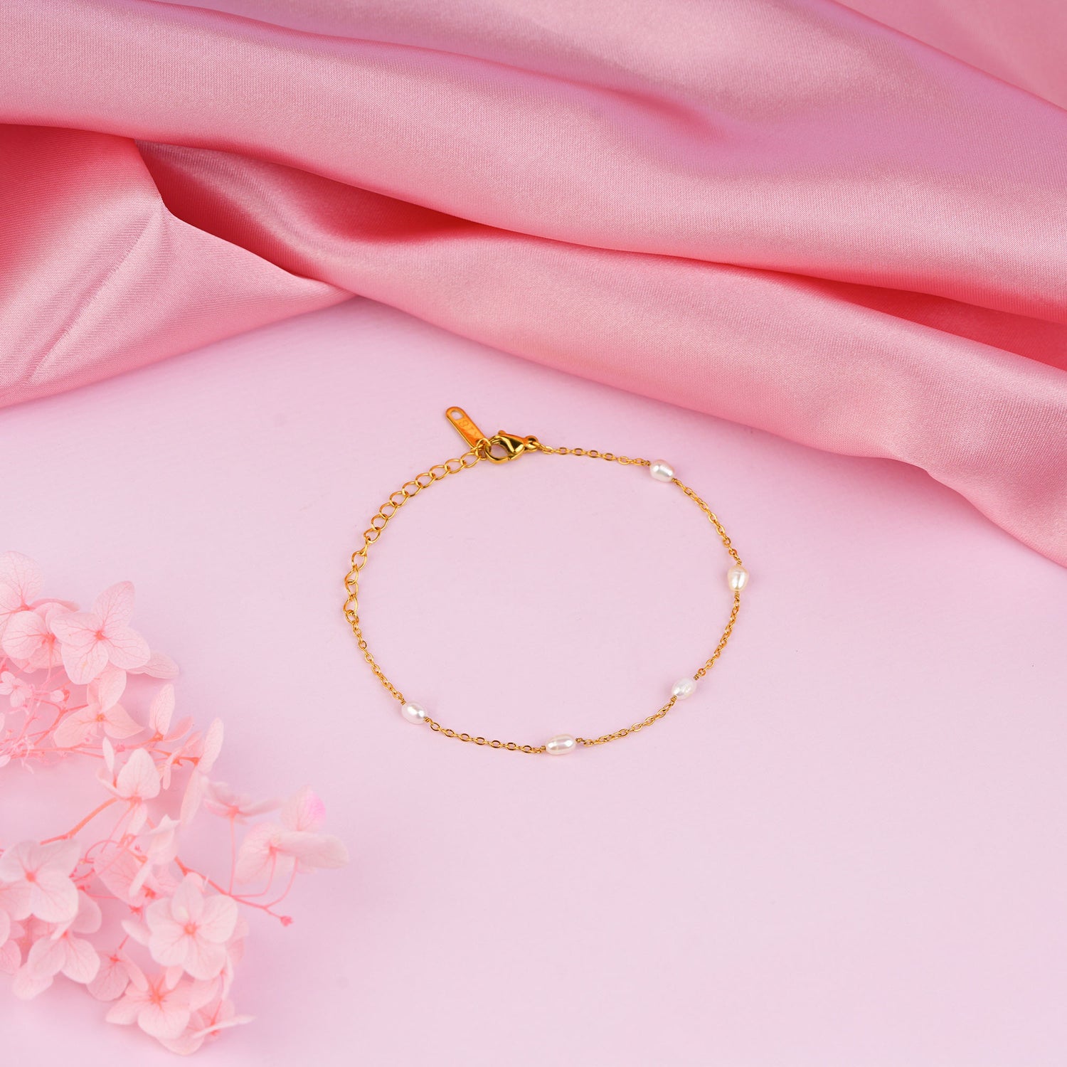 Lustrous Calm bracelet with real freshwater pearls