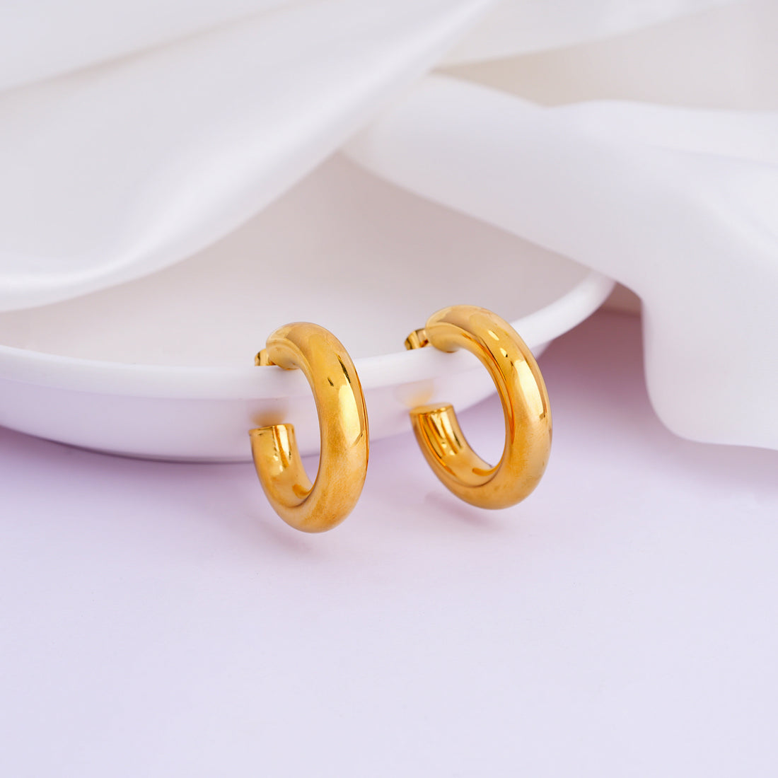 Half-circle hoop earrings in gold finish
