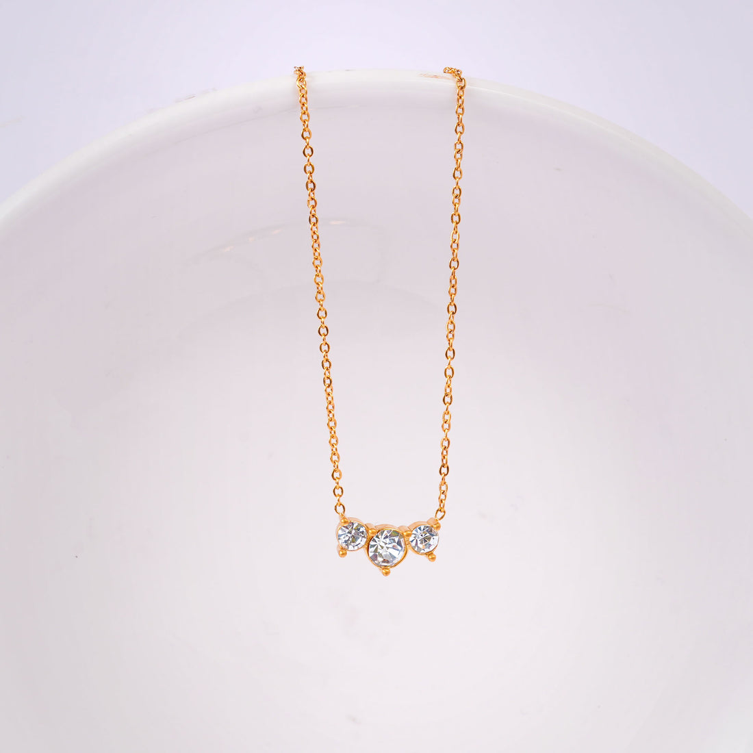 Classic trio necklace with round gemstones