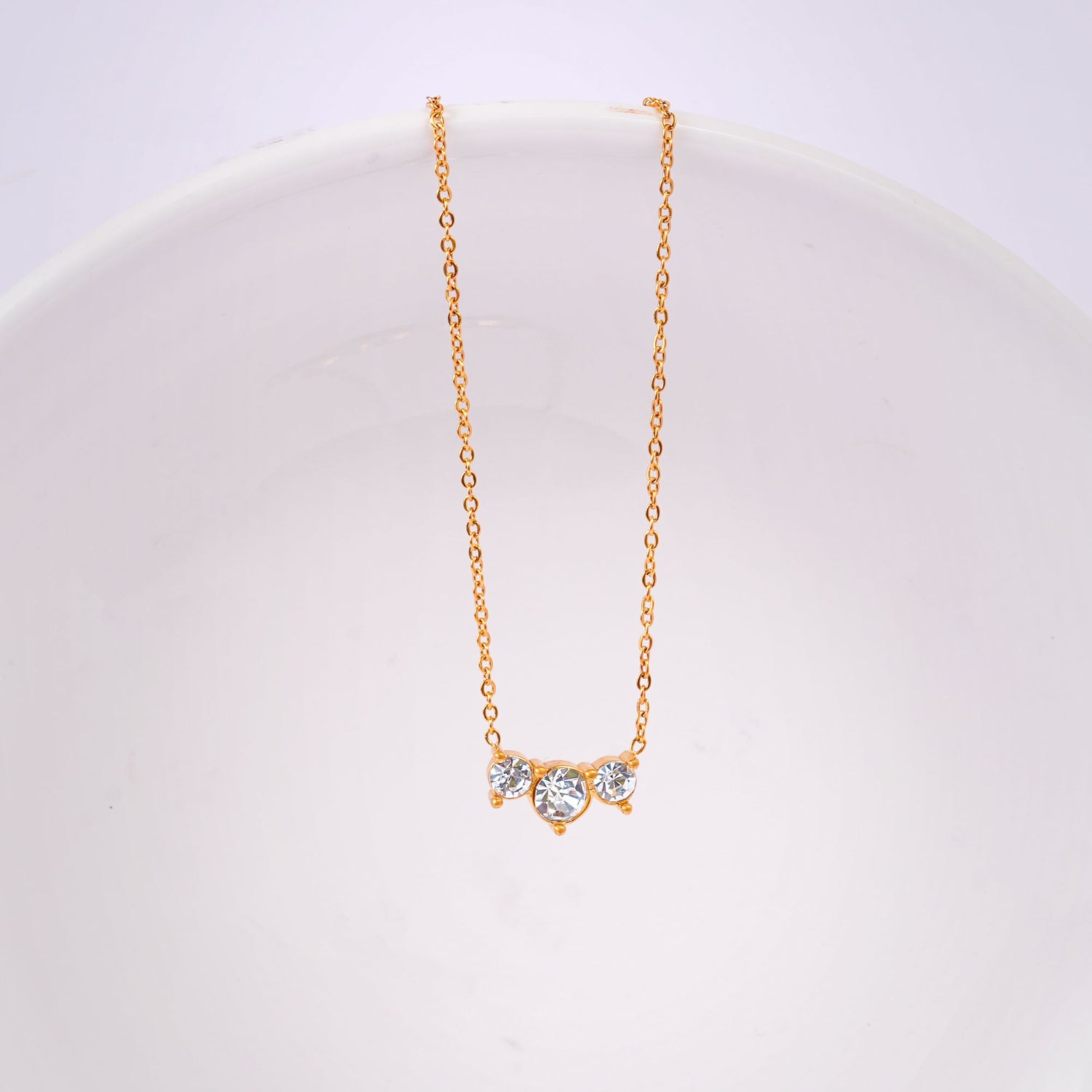 Classic trio necklace with round gemstones