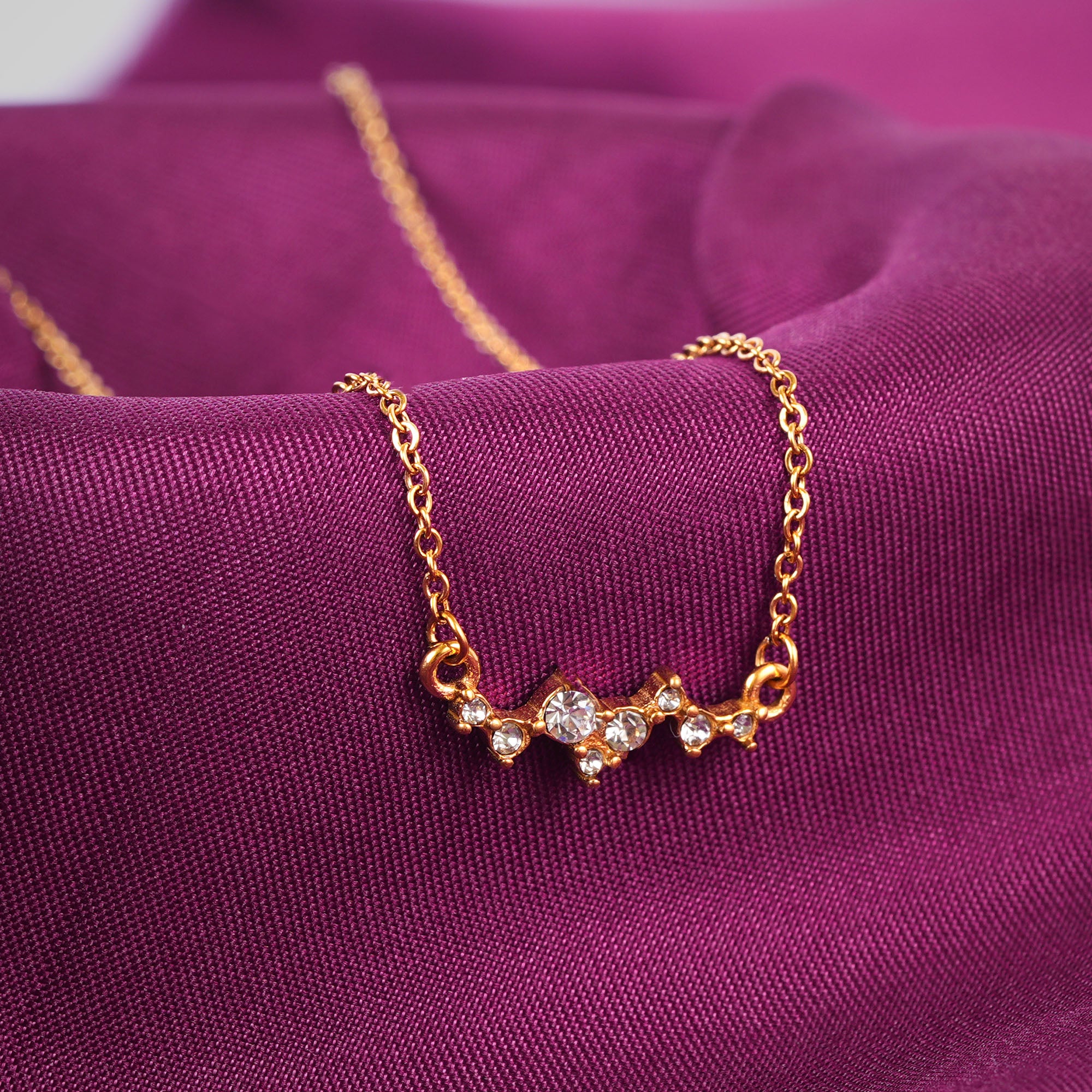 Dainty floral pendant necklace in gold
