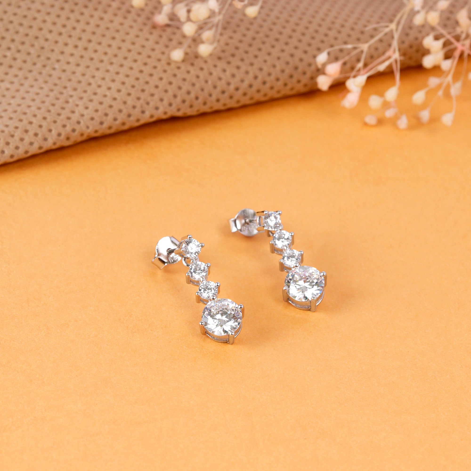 Teardrop-shaped earrings in polished silver finish